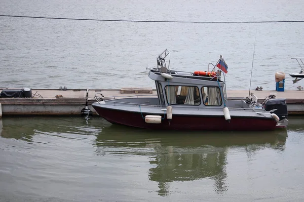 Небольшая Моторная Лодка Припаркована Пристани Река Грязная Старый Причал — стоковое фото