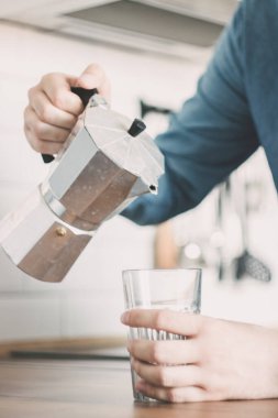 İtalyan espresso için moka kahvesi. Kahvaltı için içeceğin hazırlanması için. Evde soğuk kahve. Geleneksel Moka 'nın yakın çekimi. Bir gayzer kahve makinesi ev yapımı elektrikli ocağın üzerinde kaynadı.