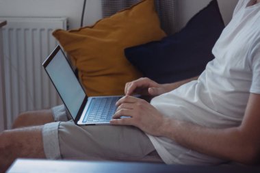 Evinde dijital tablet kullanan genç ve güzel bir öğrenci rahat bir iç mekanda koltukta oturan hippi bir adam dizüstü bilgisayar kullanıyor, kafede çalışan serbest çalışan biri.