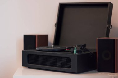 Beyaz arka planda vinil çalar, modern iç mekanda retro tarzı