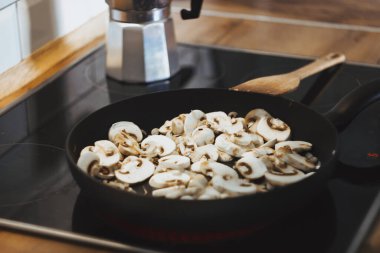 Evde mantarlı tava, kızarmış mantar. Zeytinyağlı kızarmış mantar.