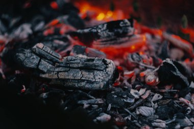 Sıcak kömür, barbekü yapmak için ateş yakmak. Doku ateş közleri.