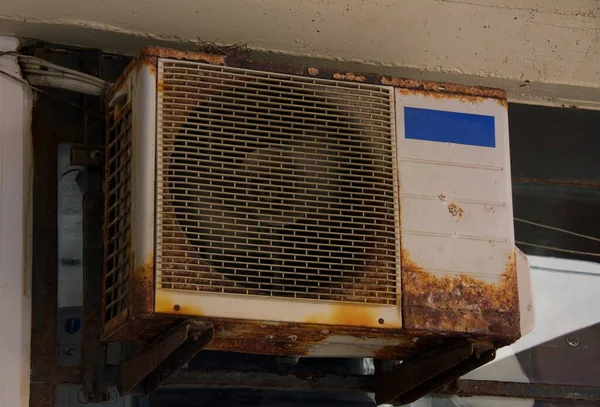 Old Rusty Air Conditioner Unit — Stock Photo, Image