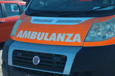 Hastanedeki acil servisin önüne İtalyan ambulansı park etmiş.