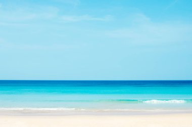 Tropikal plaj mavi gökyüzü ve bulut beyaz arka plan ile. Yaz tatili ve tatil kavramı seyahat.