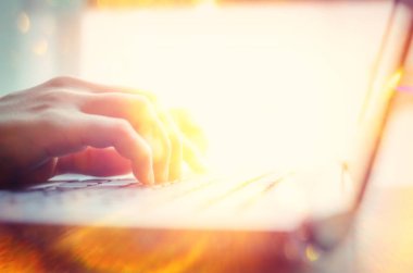 Kadın el ahşap masa kahve dükkanı çift pozlama renkli bokeh ışık arka plan ile klavye laptop kullanma. İş teknoloji ve serbest kavramı. Vintage sesi filtre efekti renk stili.