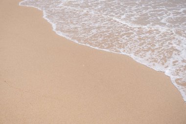 Uzay pürüzsüz dalga plaj kum doku arka plan ile kopyalayın. Yaz tatil ve iş seyahat rahatla kavramı.