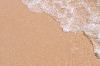 Uzay pürüzsüz dalga plaj kum doku arka plan ile kopyalayın. Yaz tatil ve iş seyahat rahatla kavramı.