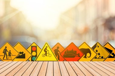 Uyarı işareti üzerinde trafiği kümesini trafik yol renkli bokeh ışık ve eski boş ahşap masa arka plan bulanıklık. Ulaşım alanı kopyalayın ve kavram seyahat. Ürün görüntü sunumu. Retro sesi