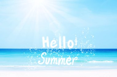 Tropikal plaj mavi gökyüzü ve güneş ışık arka plan beyaz bulut yazma yaz kelime el Merhaba. Yaz tatili ve tatil kavramı seyahat.