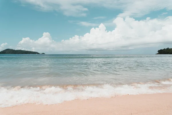 Tropical Beach Blue Sky White Cloud Background Copy Space Summer — Stock Photo, Image