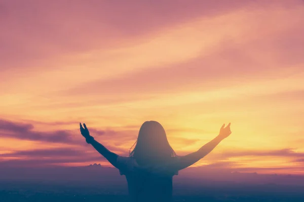 Kopie Raum Silhouette Frau Steigen Hand Oben Auf Berg Und — Stockfoto