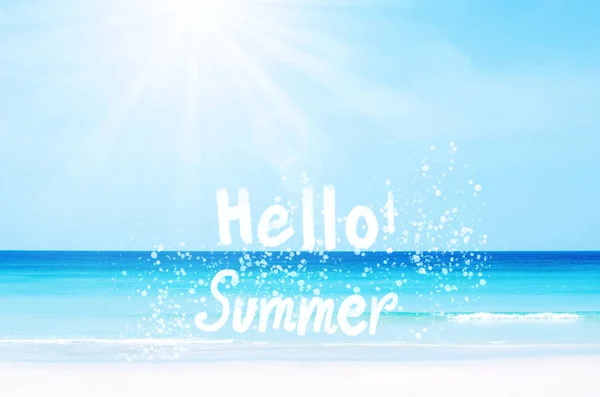 こんにちは 熱帯ビーチ青い空と白い雲が太陽光の抽象的な背景と手書きの夏の言葉 夏休みや旅行のコンセプト — ストック写真