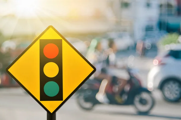 Señal Advertencia Semáforo Carretera Tráfico Borroso Con Colorido Fondo Abstracto — Foto de Stock