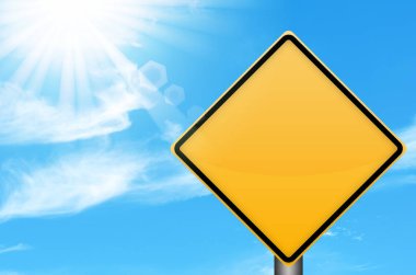 Sarı işareti mavi gökyüzü ve güneş ışık beyaz bulutlar arka plan boş. Ulaşım alanı kopyalayın ve kavram seyahat.