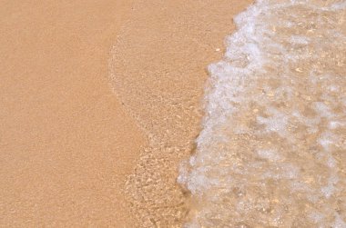 Uzay pürüzsüz dalga plaj kum doku arka plan ile kopyalayın. Yaz tatil ve iş seyahat rahatla kavramı.