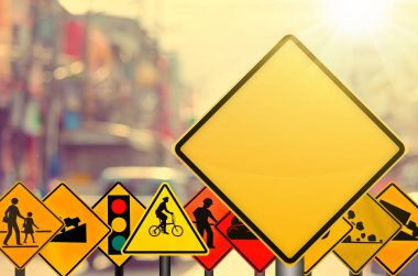 Boş sarı ve trafik seti ile renkli bokeh şehir ışık arka plan bulanıklık trafik yolda oturum açın. Ulaşım alanı kopyalayın ve kavram seyahat. Retro sesi filtre efekti renk stili.