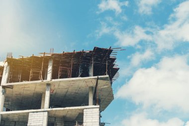 Kopya alanı eksik, şantiye mavi gökyüzü arka plan üzerinde bina. Bina ve iş yatırım kavramı. Vintage sesi filtre efekti renk stili.