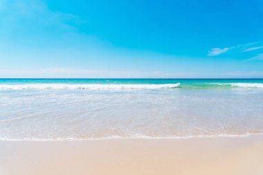 Yaz tatil kavramı. Mavi gökyüzü arka plan ile tropikal plaj.