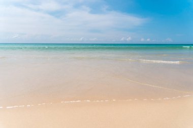 Tropikal plaj mavi gökyüzü ve bulut beyaz arka plan ile. Yaz tatil ve tatil seyahat özgürlük kavramı alanı Kopyala.