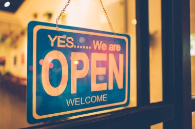 Açık işareti kapı kafede cam aracılığıyla geniş. İş hizmet ve gıda kavramı. Vintage sesi filtre efekti renk stili.