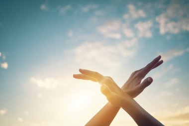 Kadın el keskin kuş uçmak günbatımı gökyüzü ve bulutlar beyaz arka plan üzerinde. Özgürlük ve yaz tatil kavramı. Vintage sesi filtre efekti renk stili.