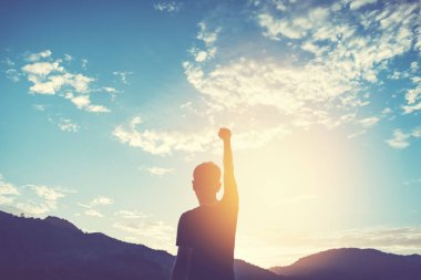 İnsan elinin dağın tepesine yükselişini ve günbatımı gökyüzünün soyut arkaplanını kopyala. Özgürlük yolculuğu macerası ve iş zaferi kavramı. Klasik ton filtre efekti renk biçimi.