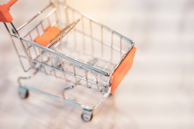 Alışveriş kavramı. Bulanık sepet sepeti bokeh ışık arka plan ile kapatın. Vintage sesi filtre efekti renk stili.