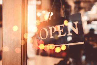 Kafenin önünde asılı açık tabela renkli bokeh ışığı soyut arka planda. İş hizmeti ve yemek konsepti. Klasik ton filtre efekti renk biçimi.