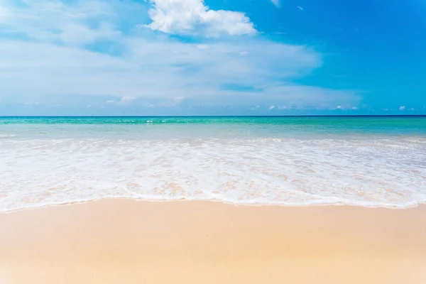 Concepto Vacaciones Verano Playa Tropical Con Fondo Cielo Azul —  Fotos de Stock