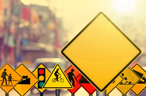 Boş sarı ve trafik seti ile renkli bokeh şehir ışık arka plan bulanıklık trafik yolda oturum açın. Ulaşım alanı kopyalayın ve kavram seyahat. Retro sesi filtre efekti renk stili.