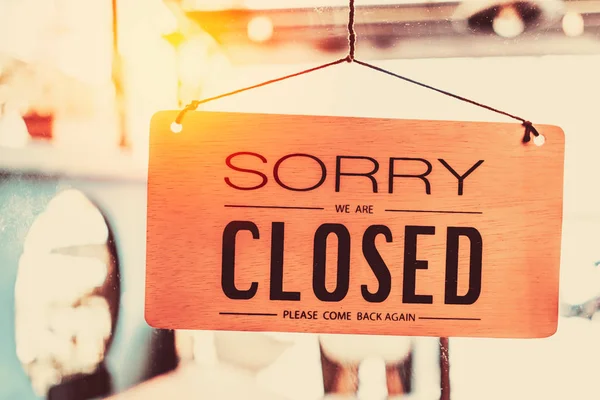 Geschlossenes Schild Das Vor Der Spiegeltür Des Cafés Hängt Business — Stockfoto