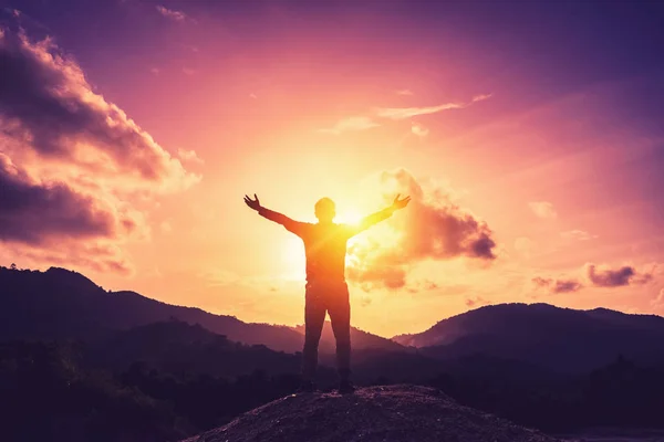 Espaço Cópia Homem Subir Mão Topo Montanha Pôr Sol Céu — Fotografia de Stock