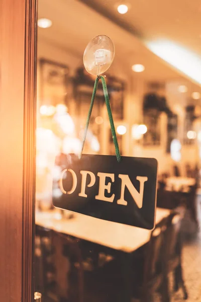 Öppen Skylt Hängande Framför Café Med Färgglada Bokeh Ljus Abstrakt — Stockfoto