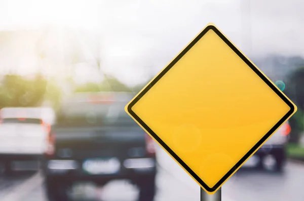 Signo Tráfico Amarillo Vacío Carretera Tráfico Borroso Con Colorido Fondo — Foto de Stock