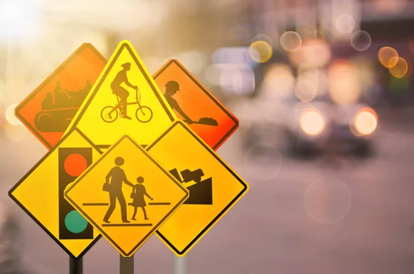 Uyarı Işareti Üzerinde Trafiği Kümesini Trafik Yol Ile Renkli Bokeh — Stok fotoğraf