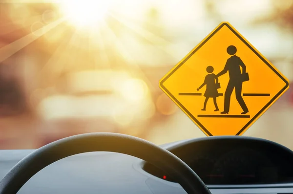 Okul Bölge Uyarı Işareti Araba Görünümü Direksiyon Simidi Üzerinde Trafik — Stok fotoğraf