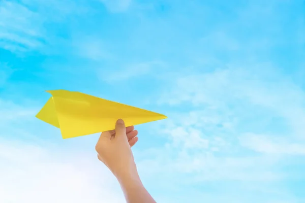 Mulher Mão Segurando Avião Papel Céu Azul Nuvens Brancas Fundo — Fotografia de Stock
