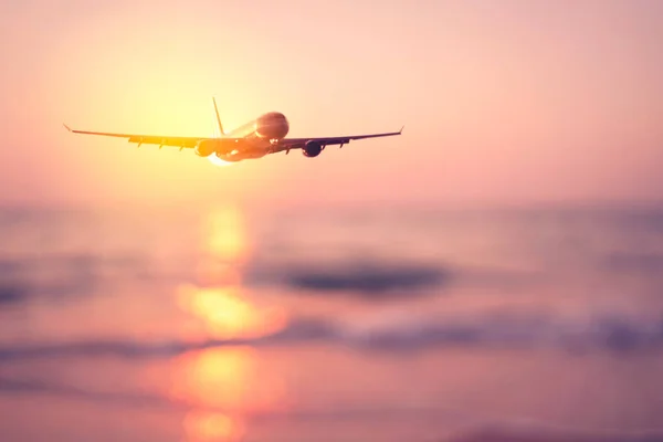 Airplane Flying Blur Tropical Beach Bokeh Sun Light Wave Sunset — Stock Photo, Image