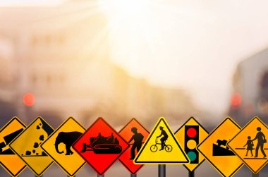 Uyarı işareti üzerinde trafiği kümesini trafik yol ile renkli bokeh ışık arka plan bulanıklık.