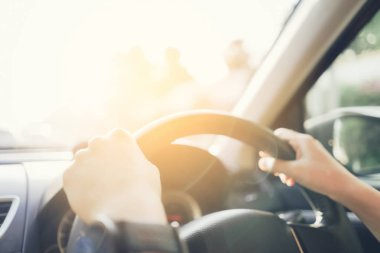 Kadın el araba gün batımı kadar kapatın.