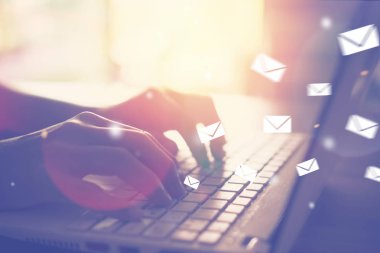İş ekonomik teknoloji ve çalışma kavramı bağlayın. Kadın el notebook çift pozlama e-posta sinek kullanarak yakından grafik renkli bokeh arka plan çizmek.