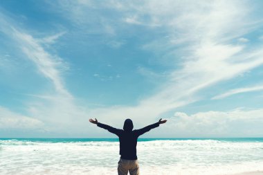 Alan adam yükselişi el blue sky adlı beach and Island arka plan üzerinde kopyalayın.