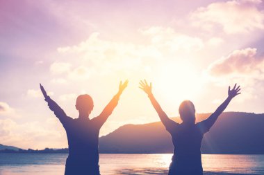 Kadın yükselişi el alanı üzerinde plaj ve Adası arka plan günbatımı gökyüzüne kopyalayın.