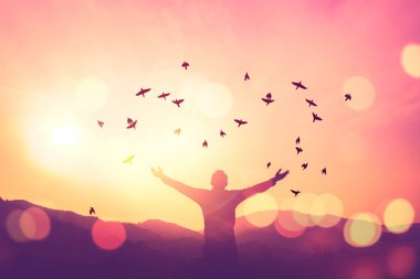 Kopya alanı adamın elini kaldırsın kadar dağ ve günbatımı gökyüzü arka plan üzerine.