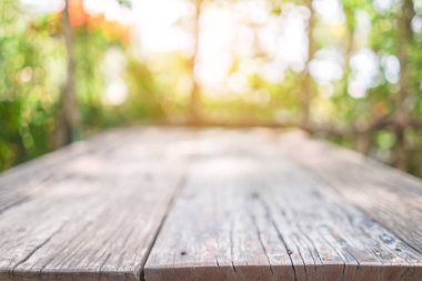 Yeşil Doğa bokeh kopya alanı boş eski ahşap masa arka plan üzerinde güneş ışığı ile bulanıklık.