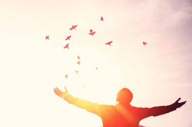 Adam yükselişi el kadar dağ ve günbatımı gökyüzü arka plan üzerine kopya alanı.