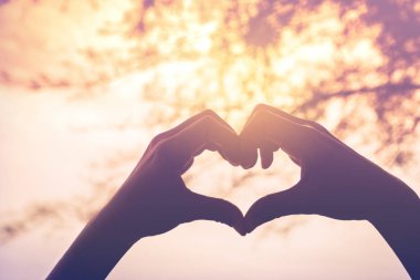 Eller şekil doğa bokeh güneş ışık parlama üzerinde kalp ve yaprak arka plan bulanıklık.