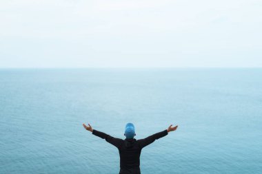 Kopya alanı adamın altında el kadar blue sky adlı beach and Island arka plan üzerinde yükseltmek.