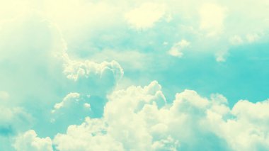 Mavi gökyüzü ve beyaz bulutlar